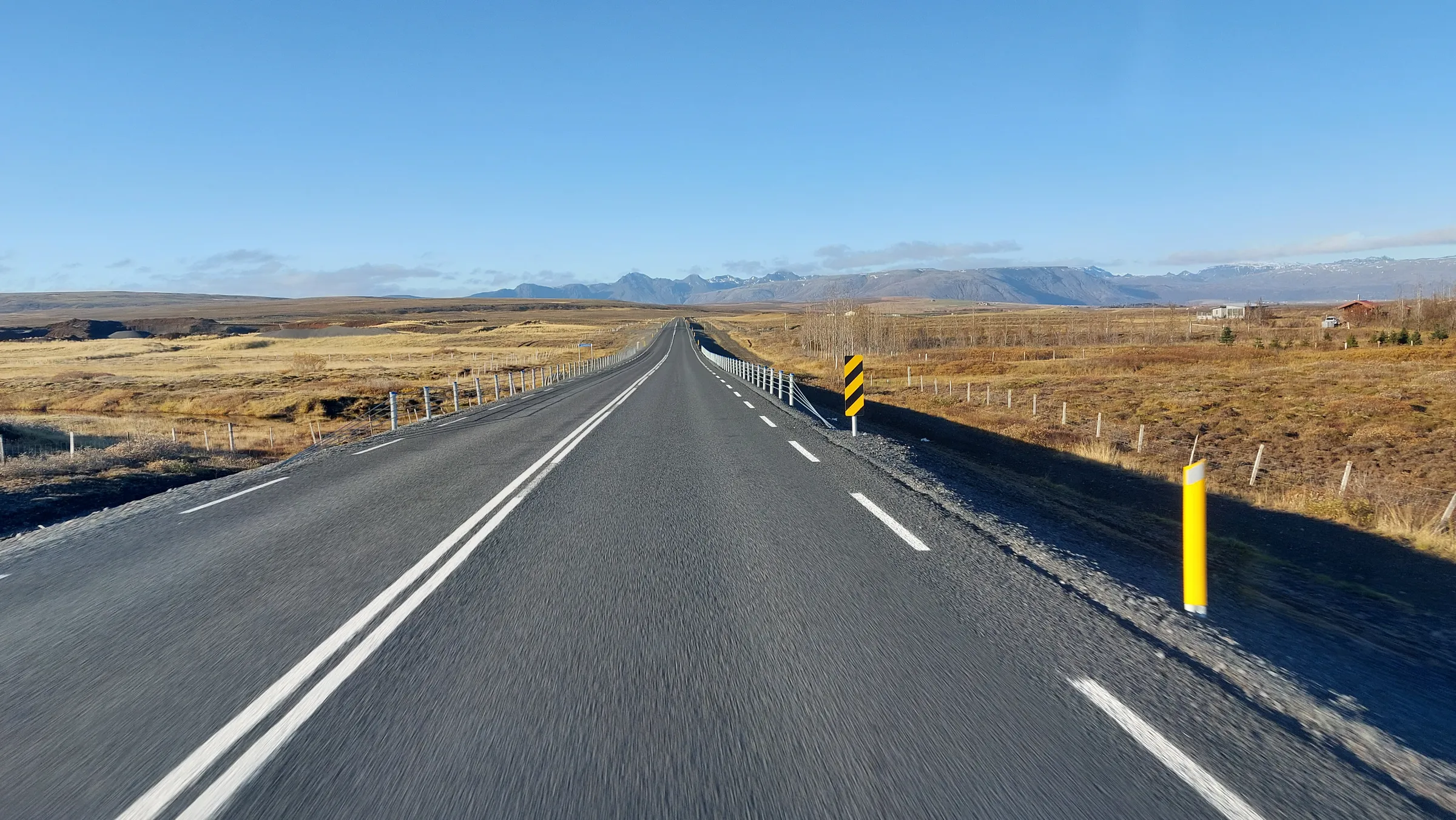 Lege weg in IJsland die recht op de bergen afloopt